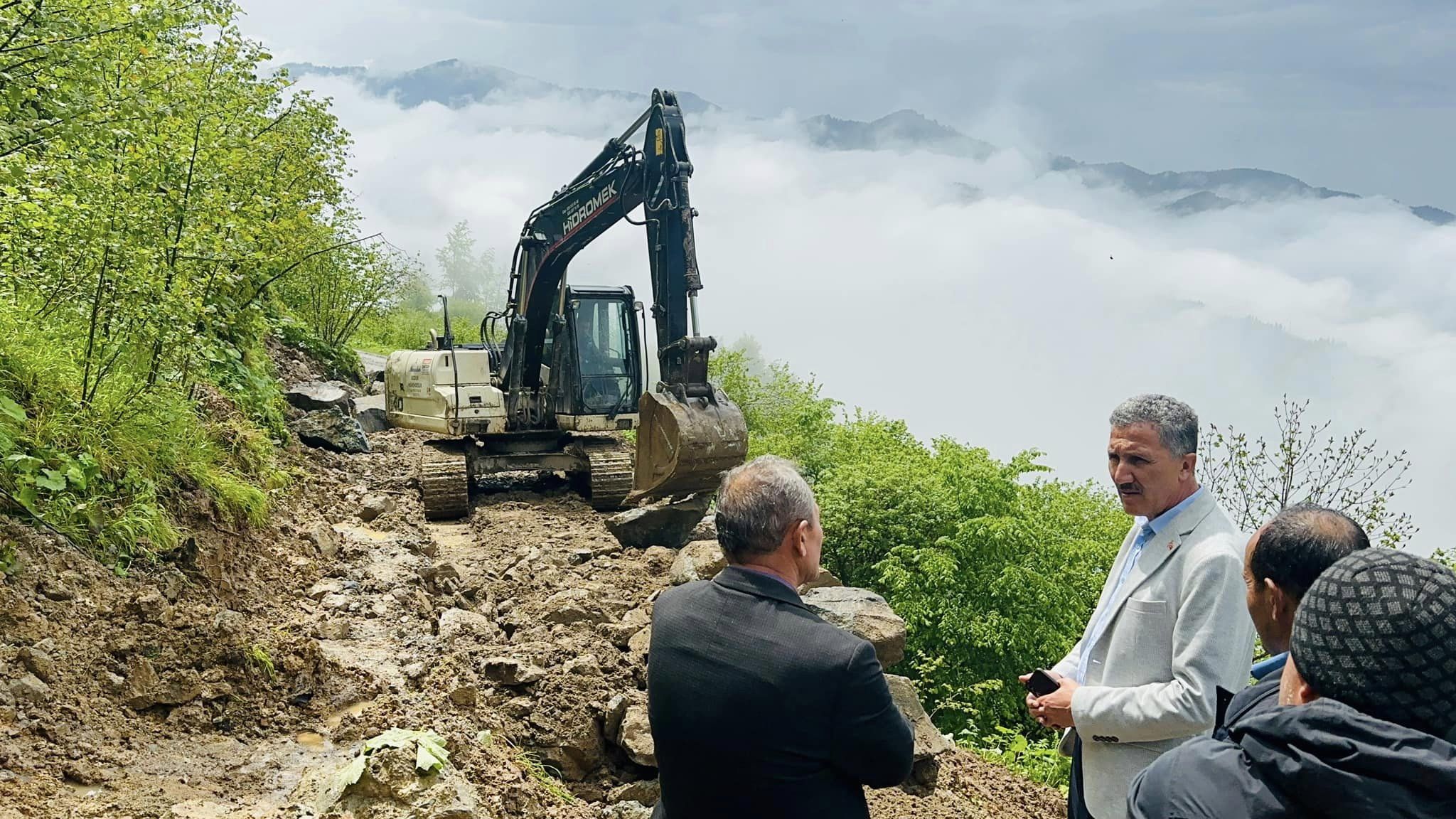 Özlükent Mahallemizde Mağlak yolunda  heyelan olan bölgeye tahkimat çalışmalarını yerinde inceledi.